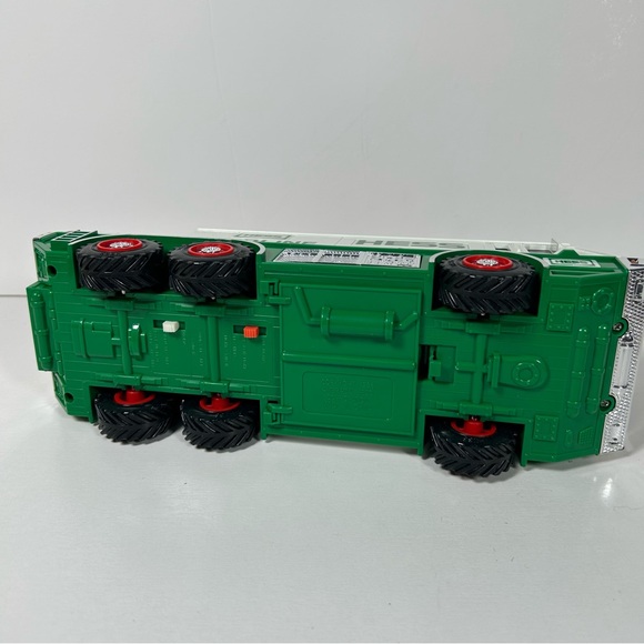 Hess Gasoline Truck "Emergency Truck" in Original Box from 1996 New In Box - Picture 6 of 6